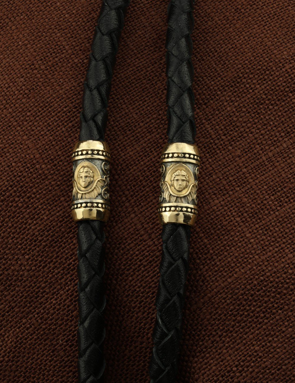 Гайтан из лимонного золота c кожаным шнурком и ониксом