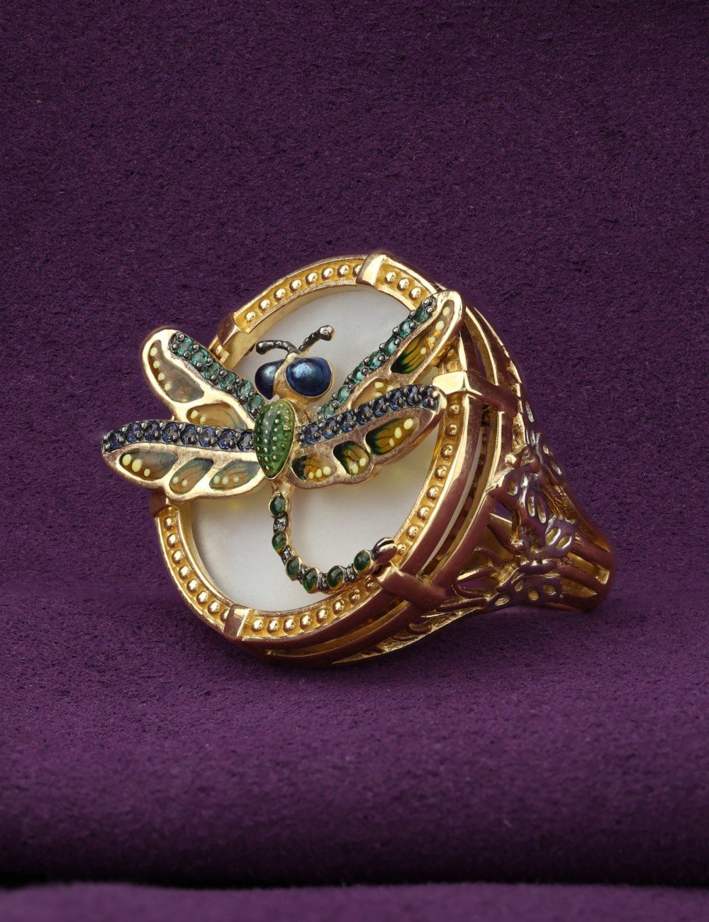 Кольцо из лимонного золота c сапфиром, изумрудом, эмалью и перламутром