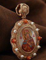 Образок из золота c эмалью, жемчугом, кораллом и перламутром