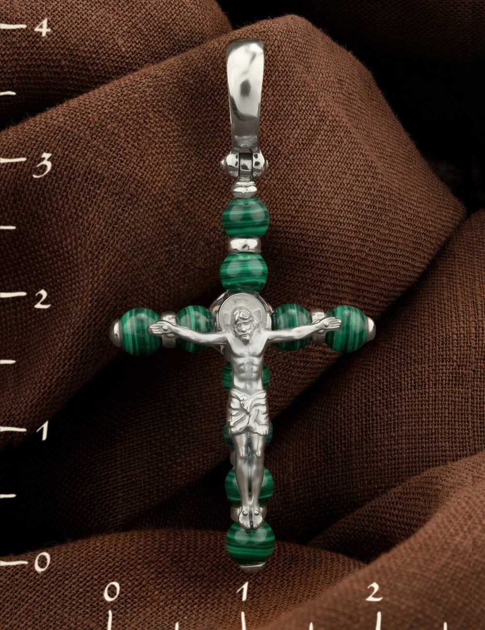 Крест из белого золота c малахитом