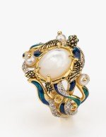 Кольцо из лимонного золота c эмалью, бриллиантами, жемчугом и перламутром
