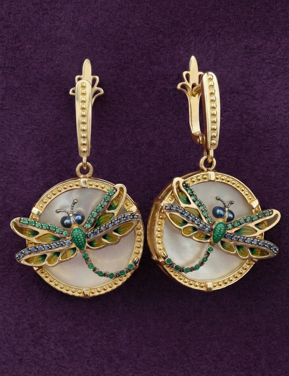 Серьги из лимонного золота c сапфиром, изумрудом, эмалью и перламутром