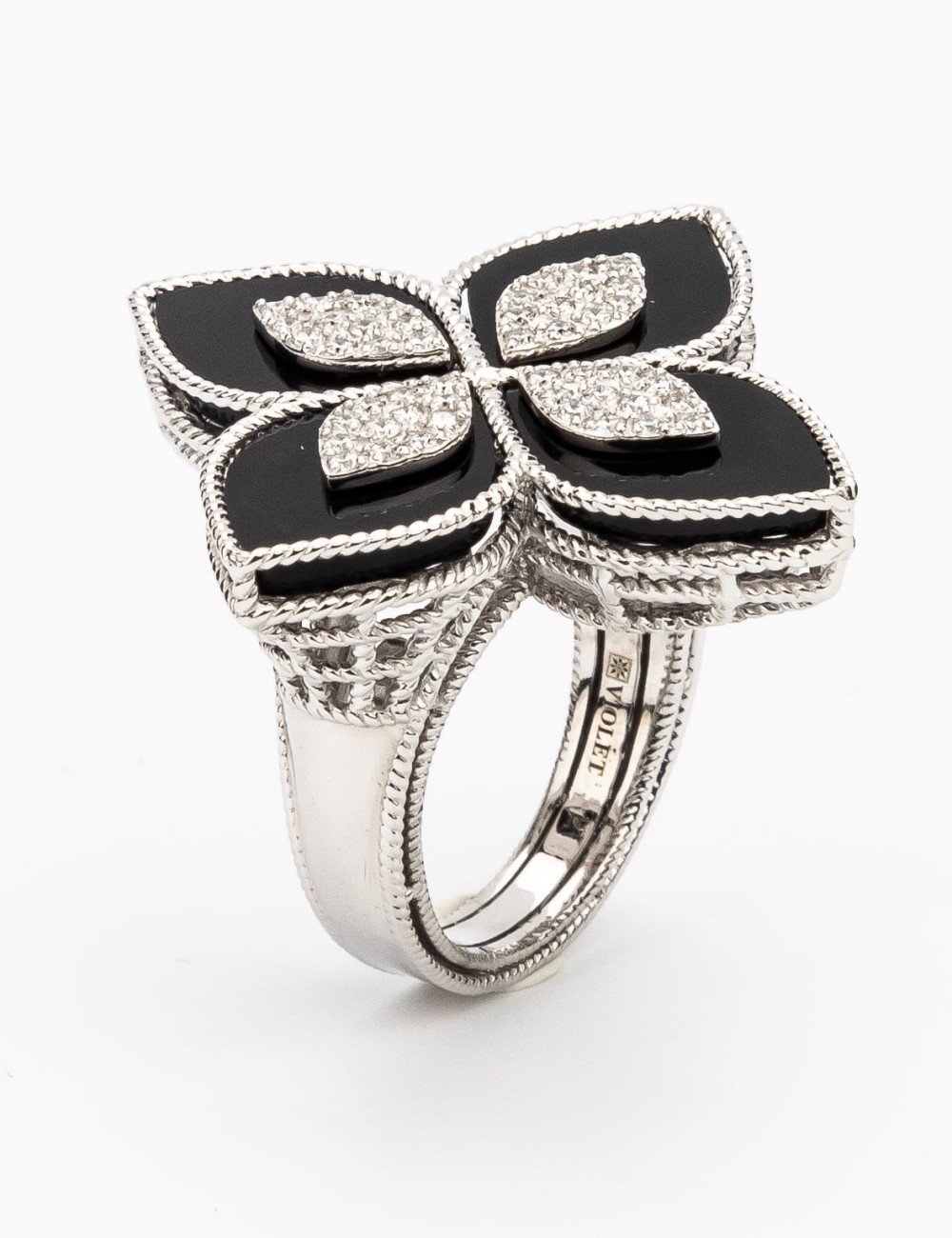 Кольцо из белого золота c бриллиантами и ониксом