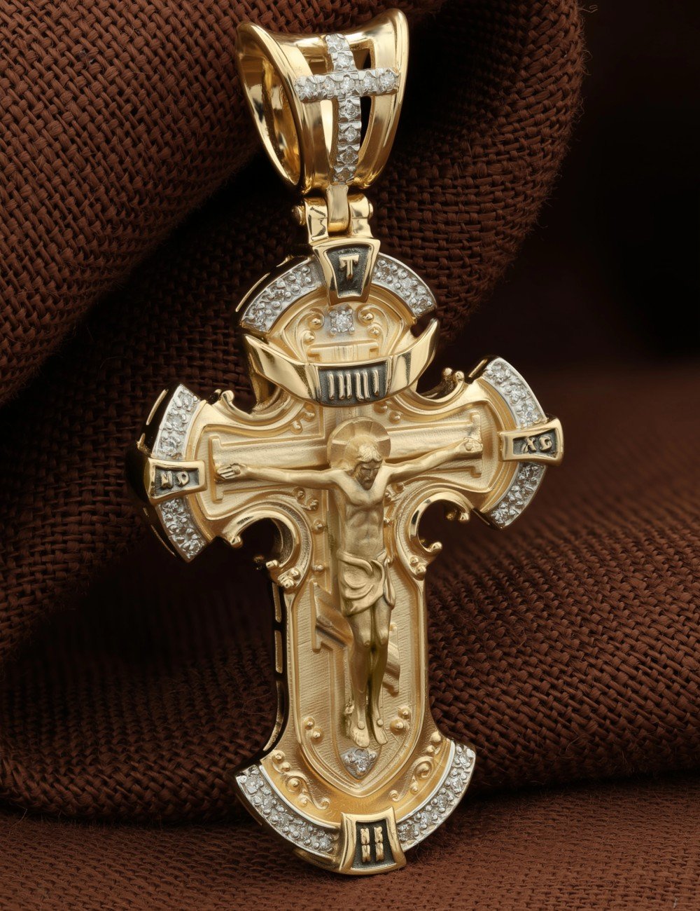 Крест из лимонного золота c бриллиантами