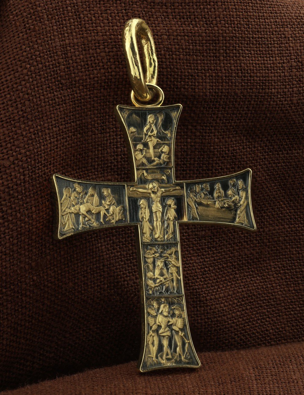 Крест из лимонного золота