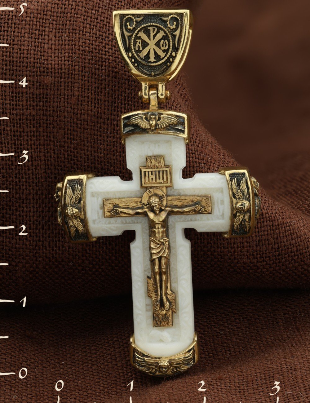 Крест из лимонного золота c бивнем мамонта