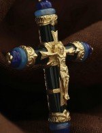 Крест из лимонного золота c ониксом, агатом и лазуритом