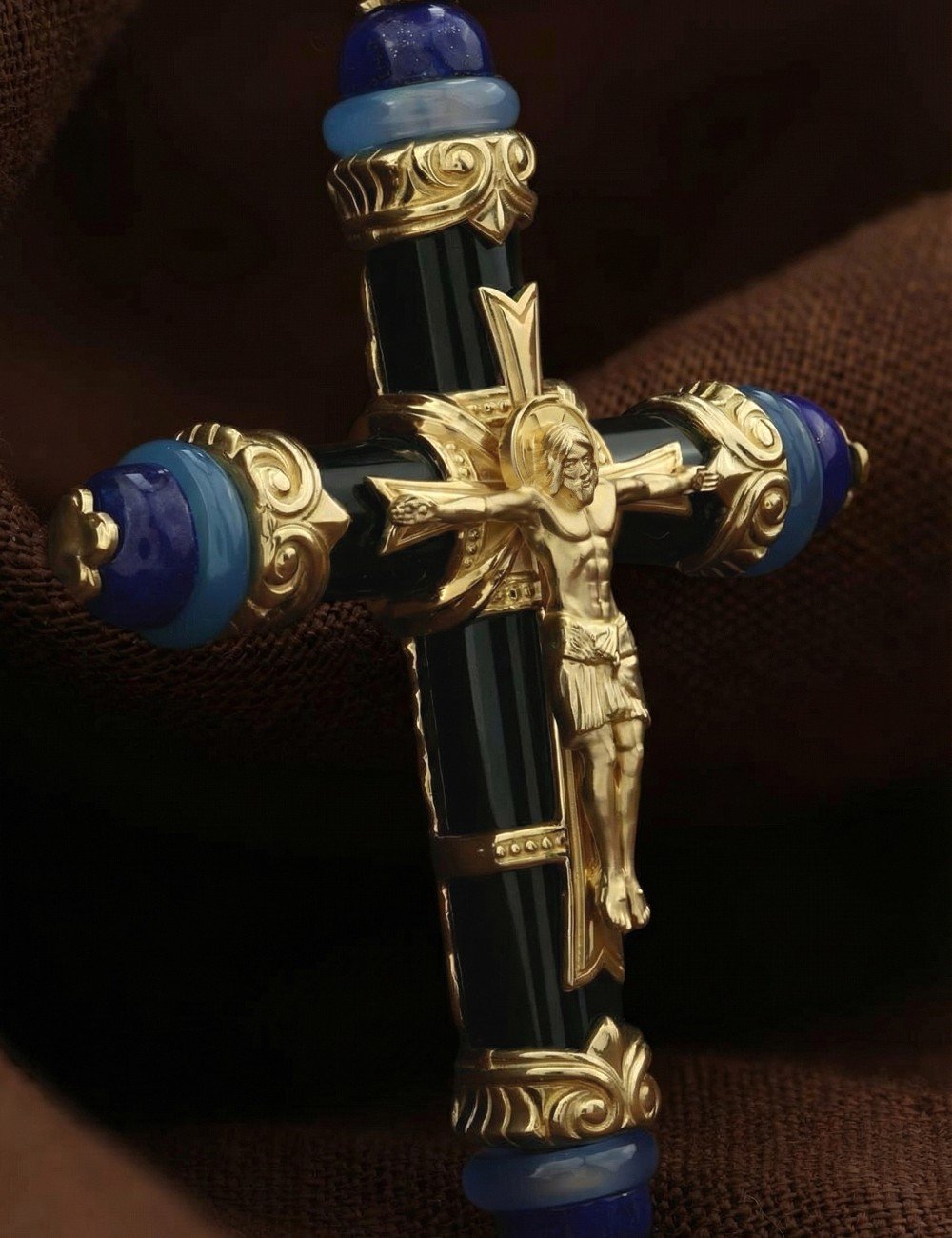 Крест из лимонного золота c ониксом, агатом и лазуритом