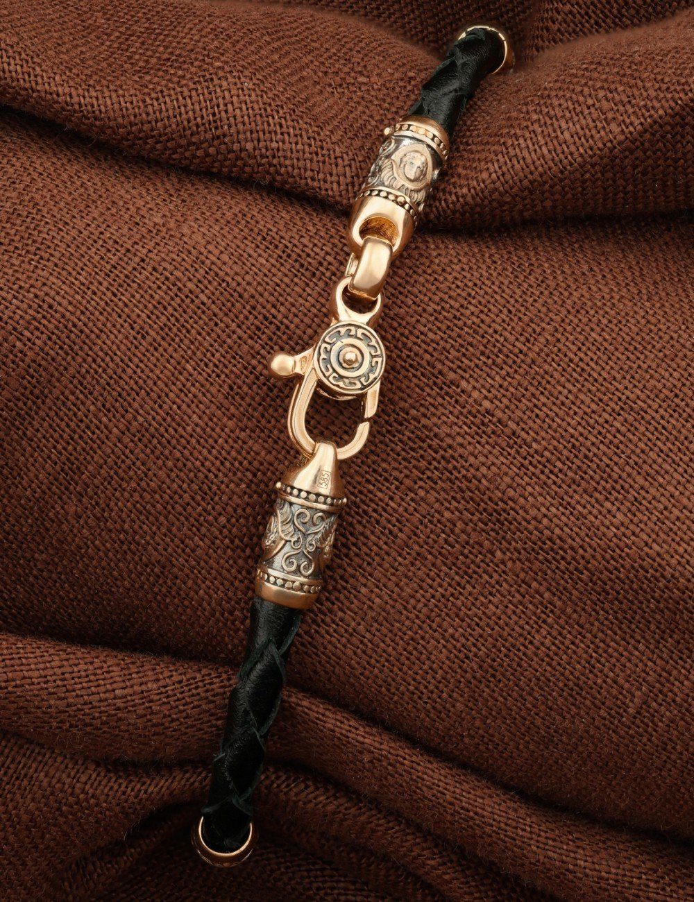 Браслет из золота c кожаным шнурком и ониксом