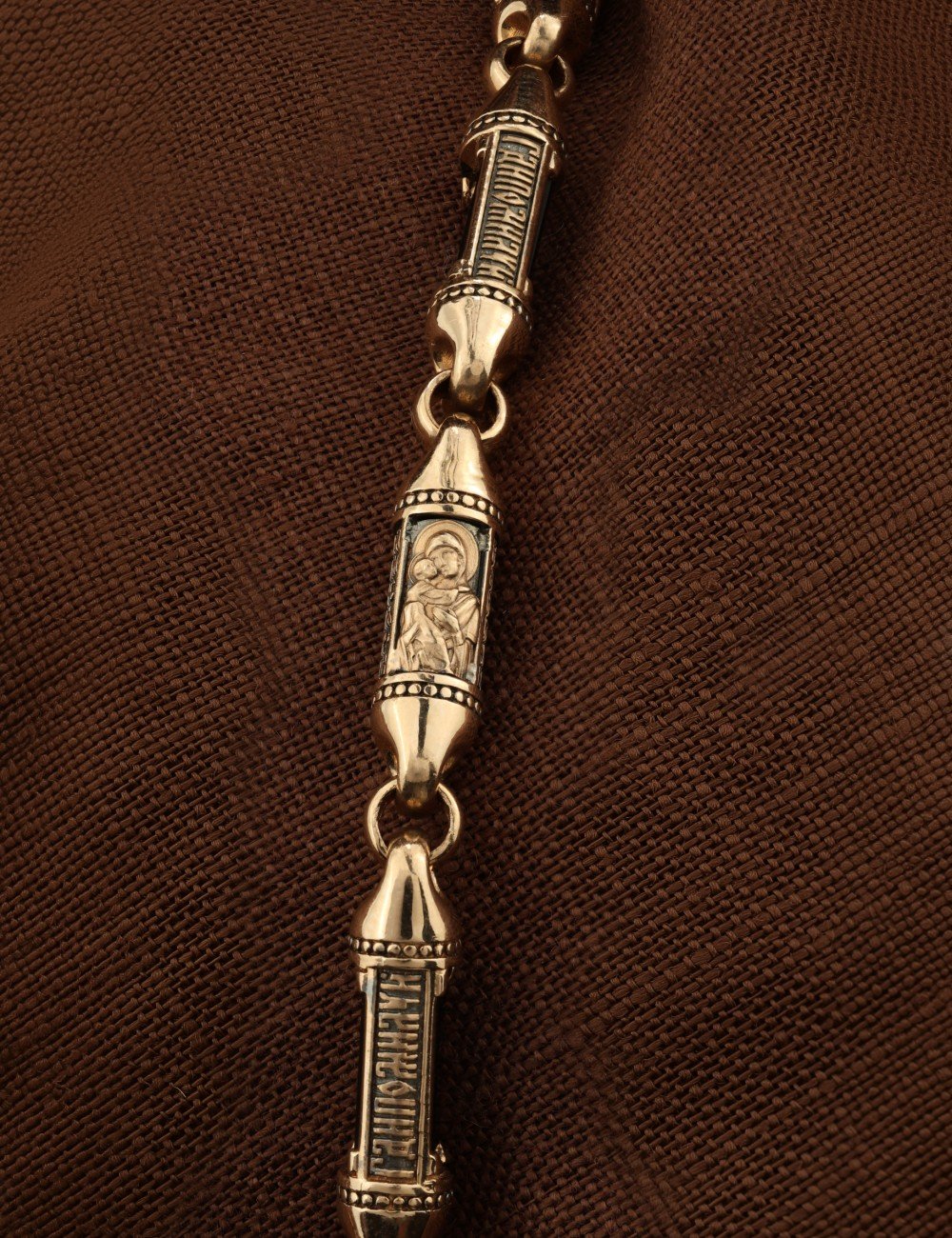 Гайтан из золота c кожаным шнурком и ониксом