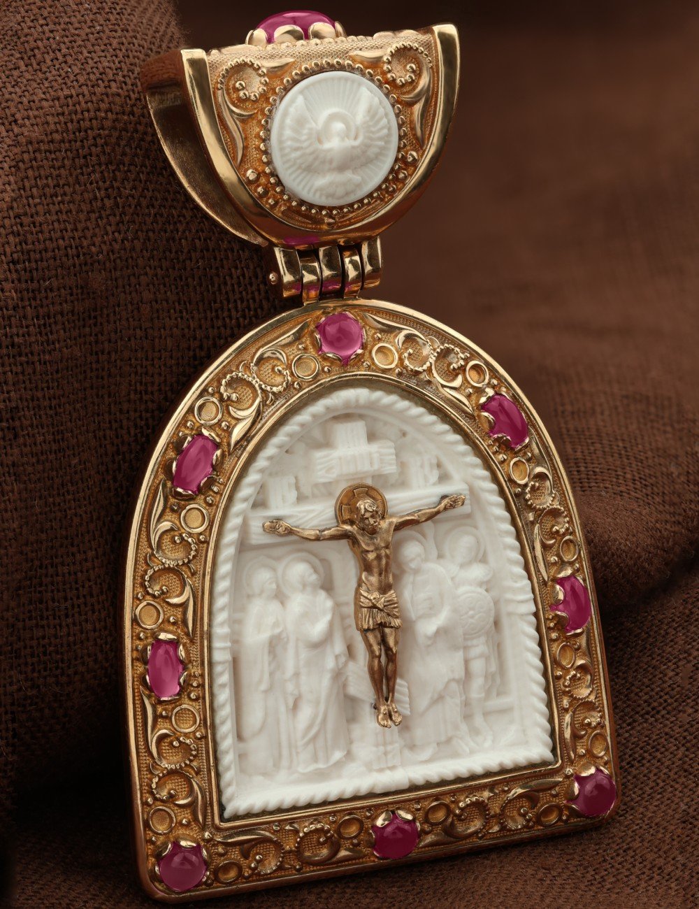 Образок из золота c эмалью, рубином и бивнем мамонта