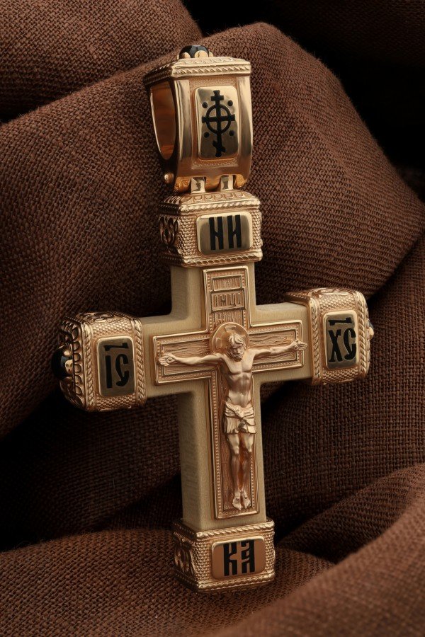 Крест из золота c эмалью, ониксом и деревом груши