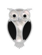 Брошь из белого золота c эмалью, ониксом и перламутром