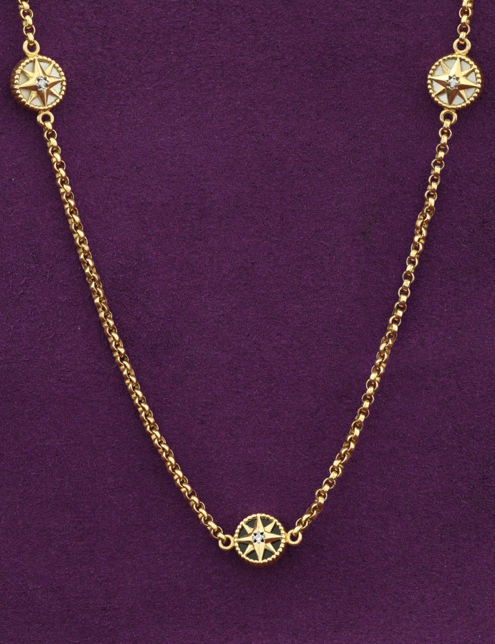 Колье из лимонного золота c бриллиантами, ониксом и перламутром