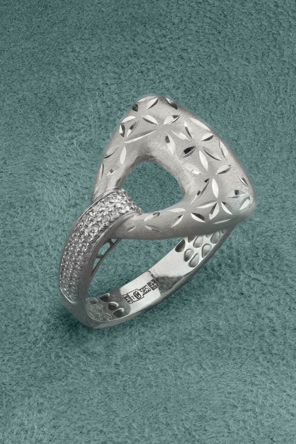 Кольцо из белого золота c бриллиантами