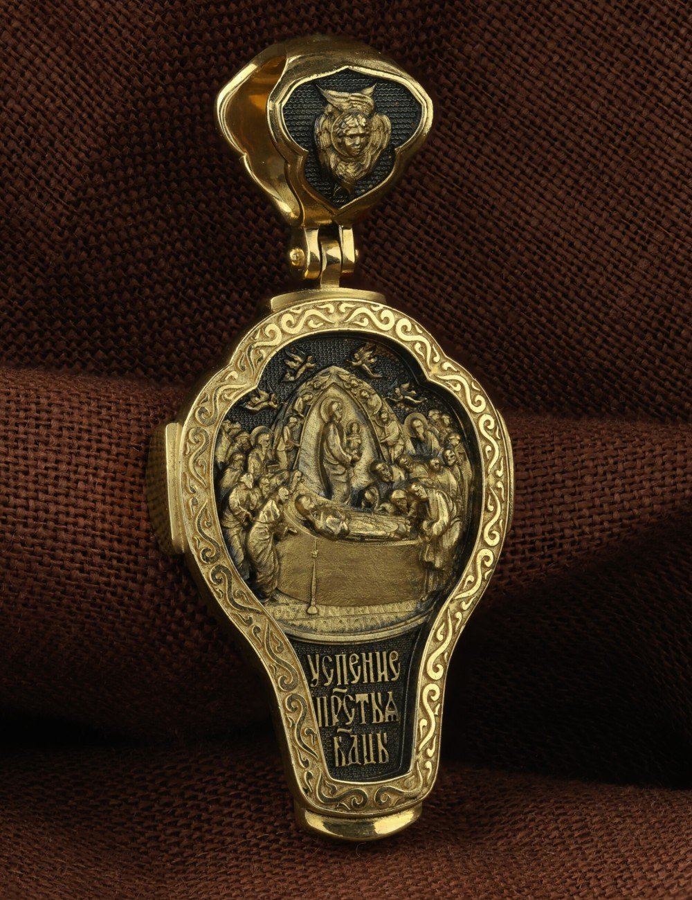 Крест из лимонного золота