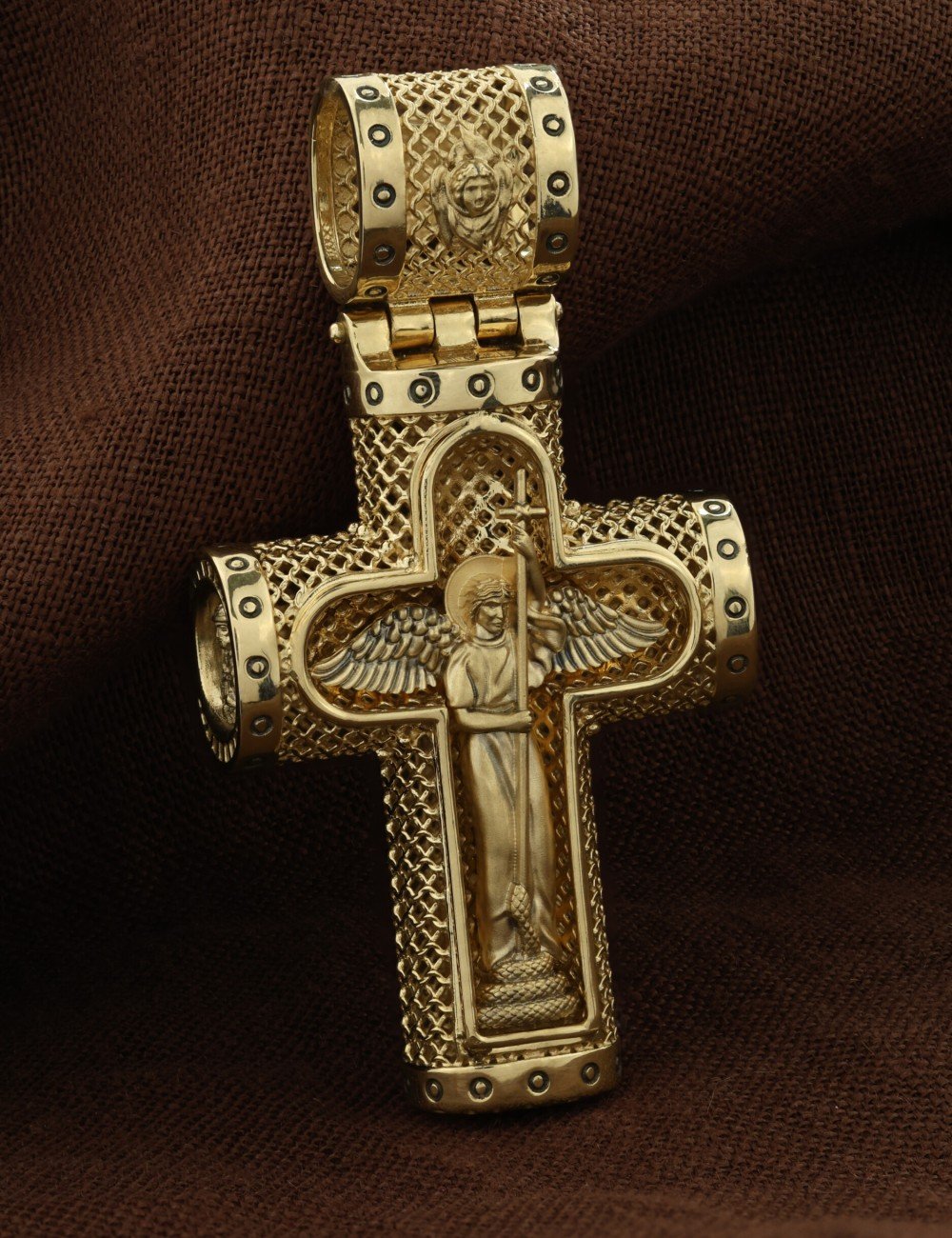 Крест из лимонного золота