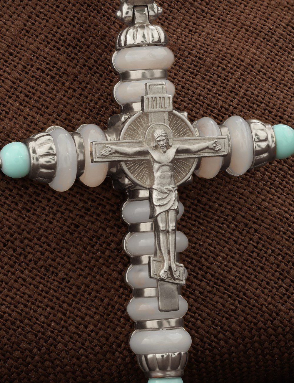 Крест из белого золота c бирюзой и кахолонгом