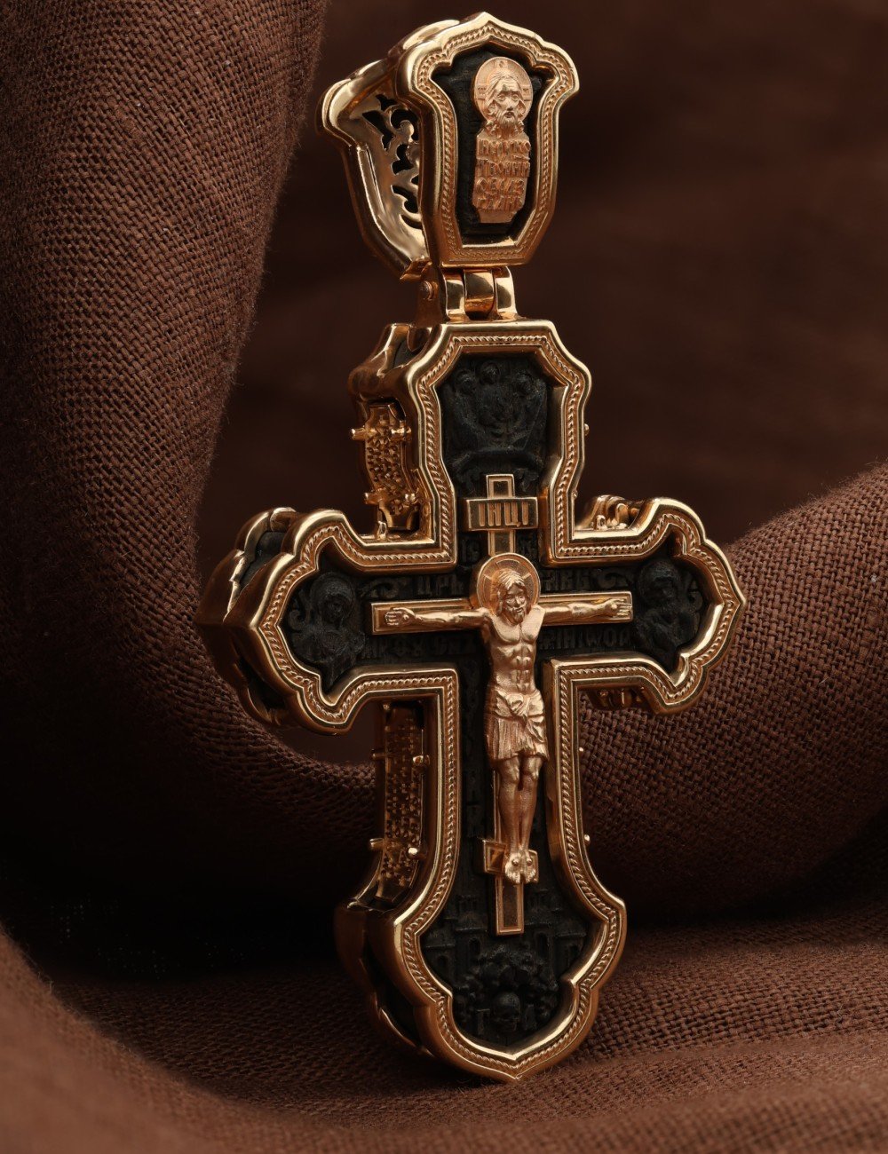 Крест из золота c эбеновым деревом