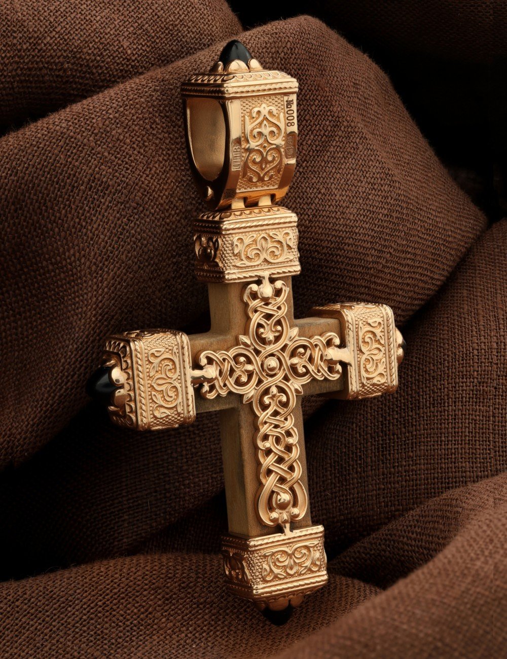 Крест из золота c эмалью, ониксом и деревом груши