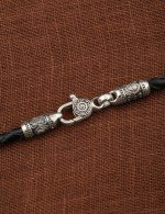 Гайтан из белого золота c кожаным шнурком