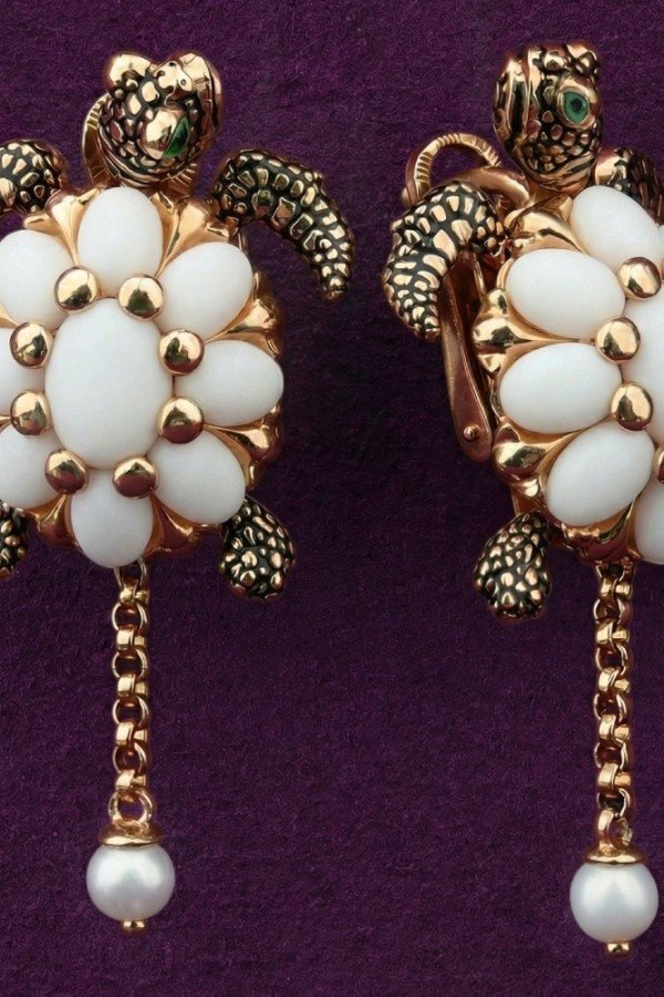 Серьги из золота c эмалью, жемчугом и бивнем мамонта