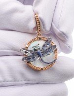 Подвеска из золота c сапфиром, эмалью и перламутром