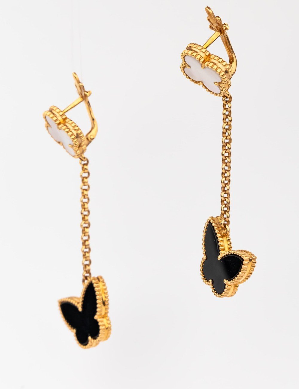 Серьги из золота c ониксом и перламутром