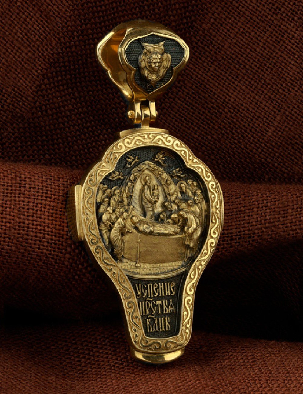 Крест из лимонного золота