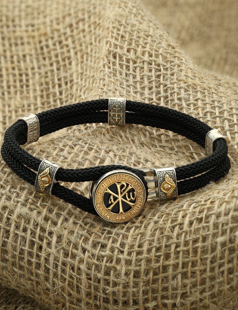 Браслет из серебра и золота c ониксом и шёлковым шнурком