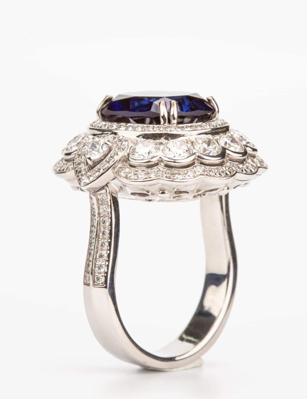 Кольцо из белого золота c бриллиантами и сапфиром