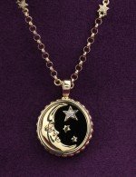 Колье из лимонного золота c бриллиантами, ониксом и перламутром