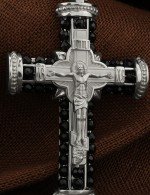 Крест из белого золота c ониксом