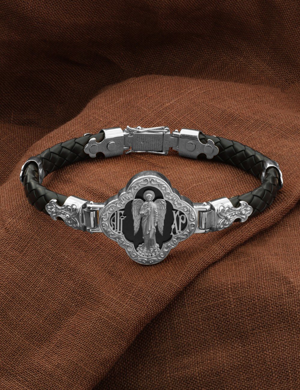 Браслет из белого золота c шнурком и ониксом