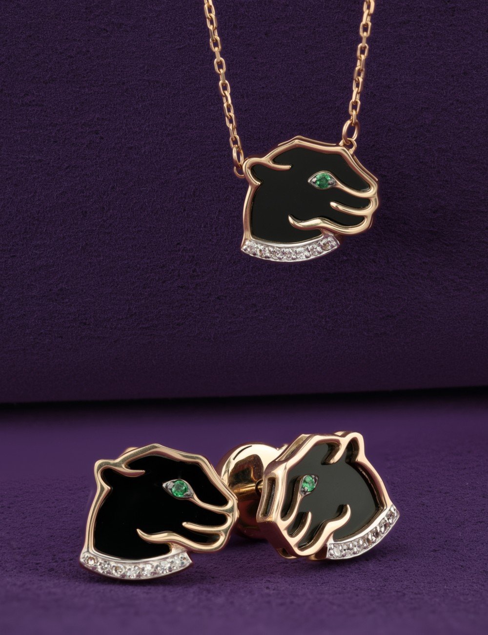 Колье из золота c бриллиантами, изумрудом и ониксом