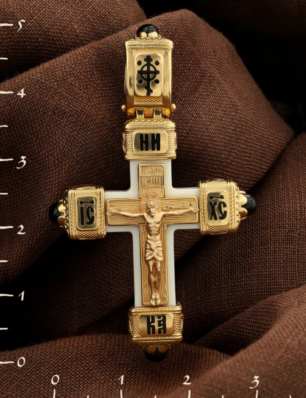 Крест из лимонного золота c эмалью, ониксом и бивнем мамонта