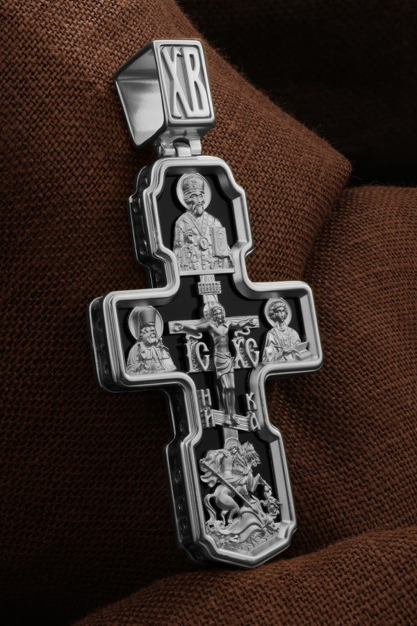 Крест из белого золота c ониксом