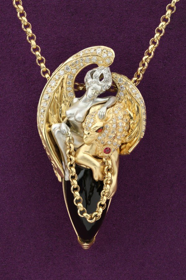 Колье из лимонного золота c эмалью, бриллиантами, рубином, ониксом и рубином