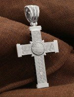 Крест из белого золота c ониксом