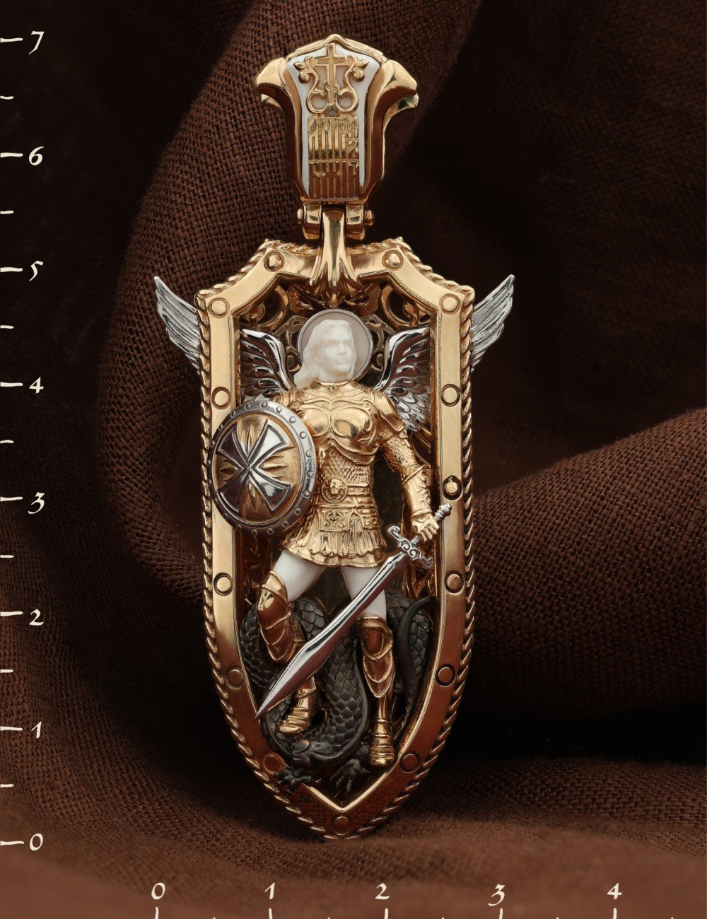 Образок из золота c эмалью и бивнем мамонта