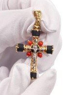 Крест из лимонного золота c ониксом и кораллом