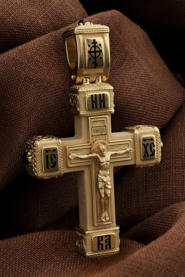 Крест из лимонного золота c эмалью, ониксом и деревом груши