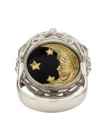 Кольцо из белого золота c ониксом и перламутром