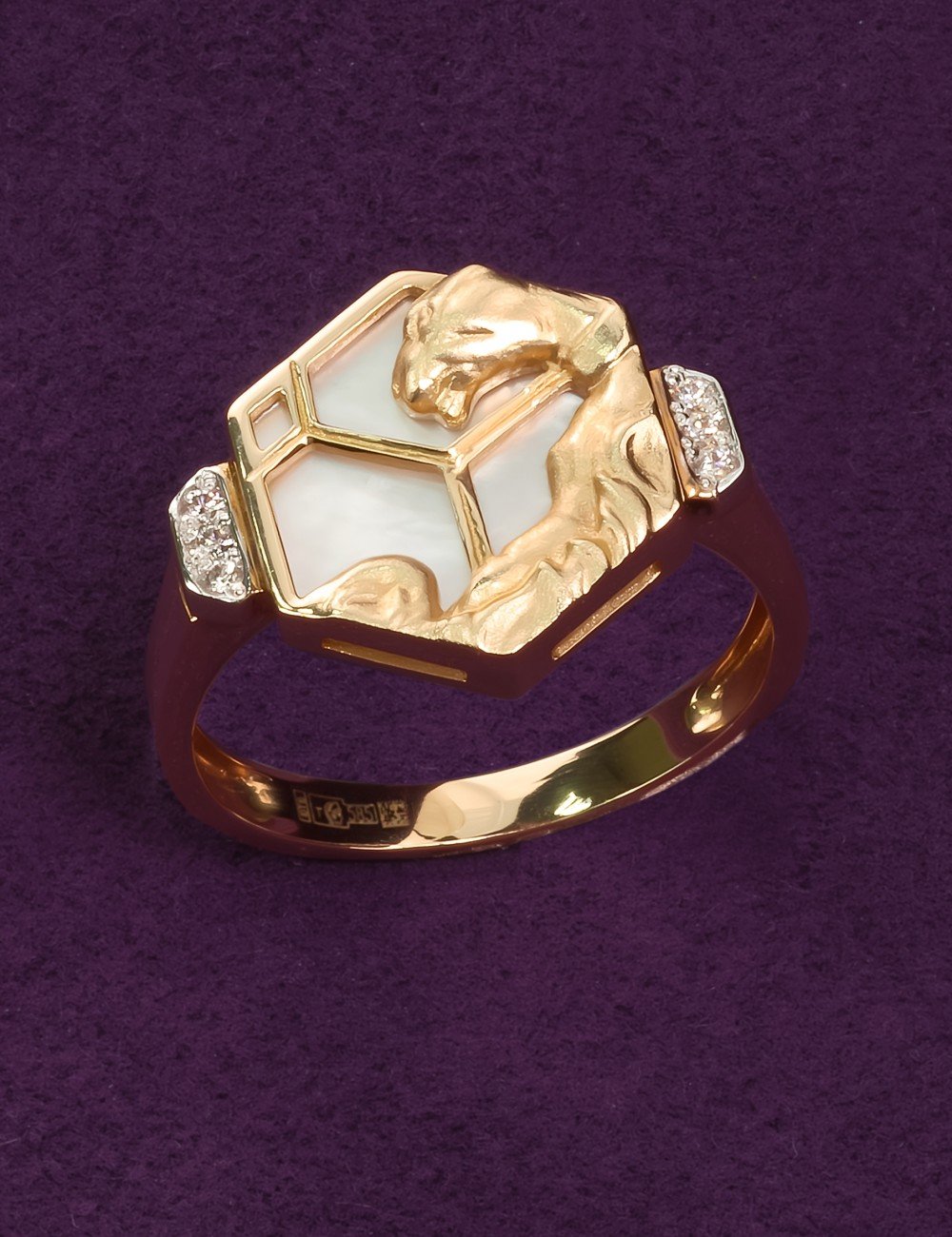 Кольцо из золота c бриллиантами и перламутром