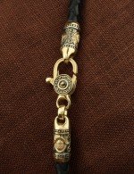 Гайтан из лимонного золота c кожаным шнурком и ониксом