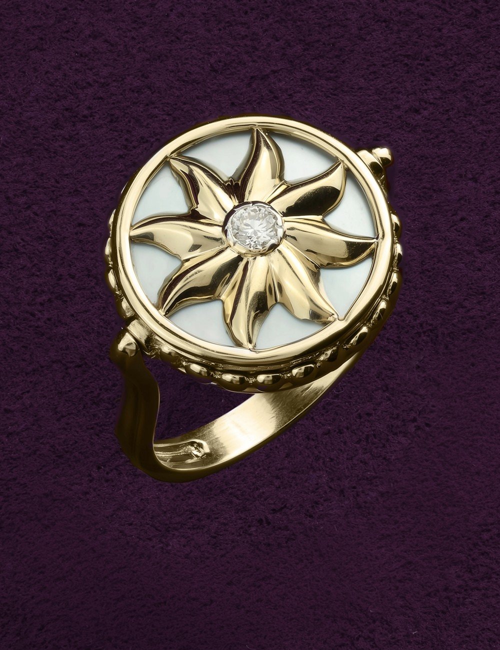 Кольцо из лимонного золота c бриллиантами, ониксом и перламутром