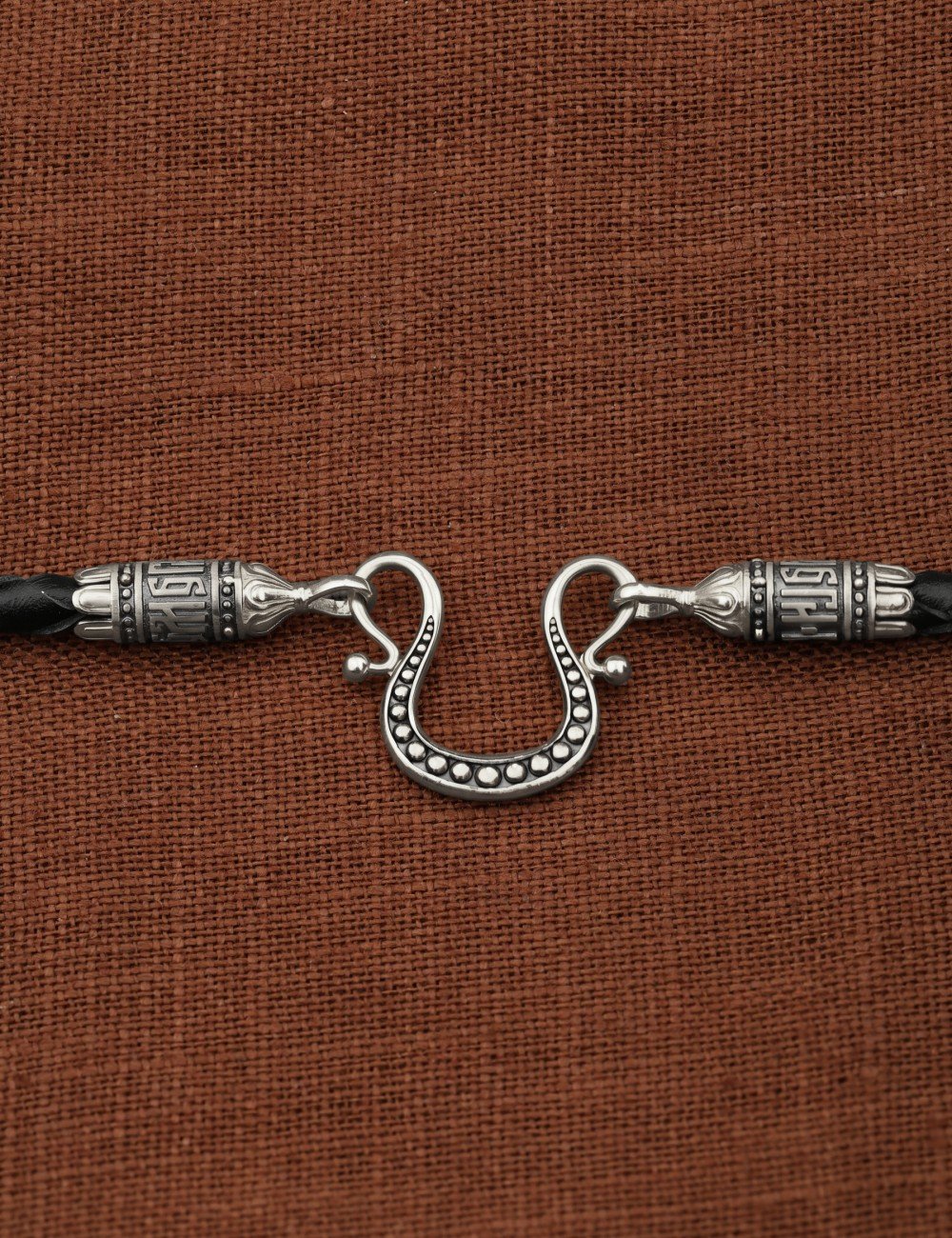 Гайтан из белого золота c кожаным шнурком