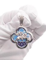 Подвеска из белого золота c эмалью и перламутром