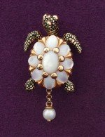 Подвеска из золота c эмалью, жемчугом и перламутром
