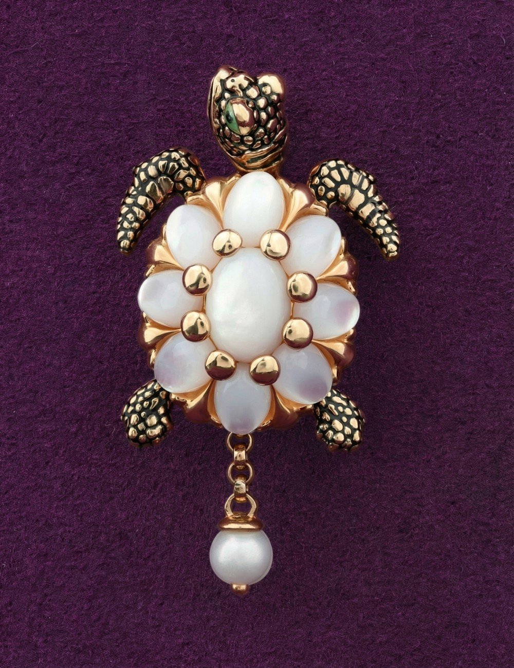 Подвеска из золота c эмалью, жемчугом и перламутром